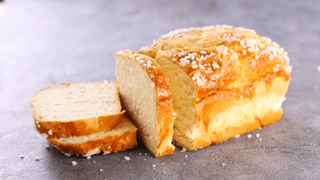 Une brioche vegan avec des morceaux de sucres en topping