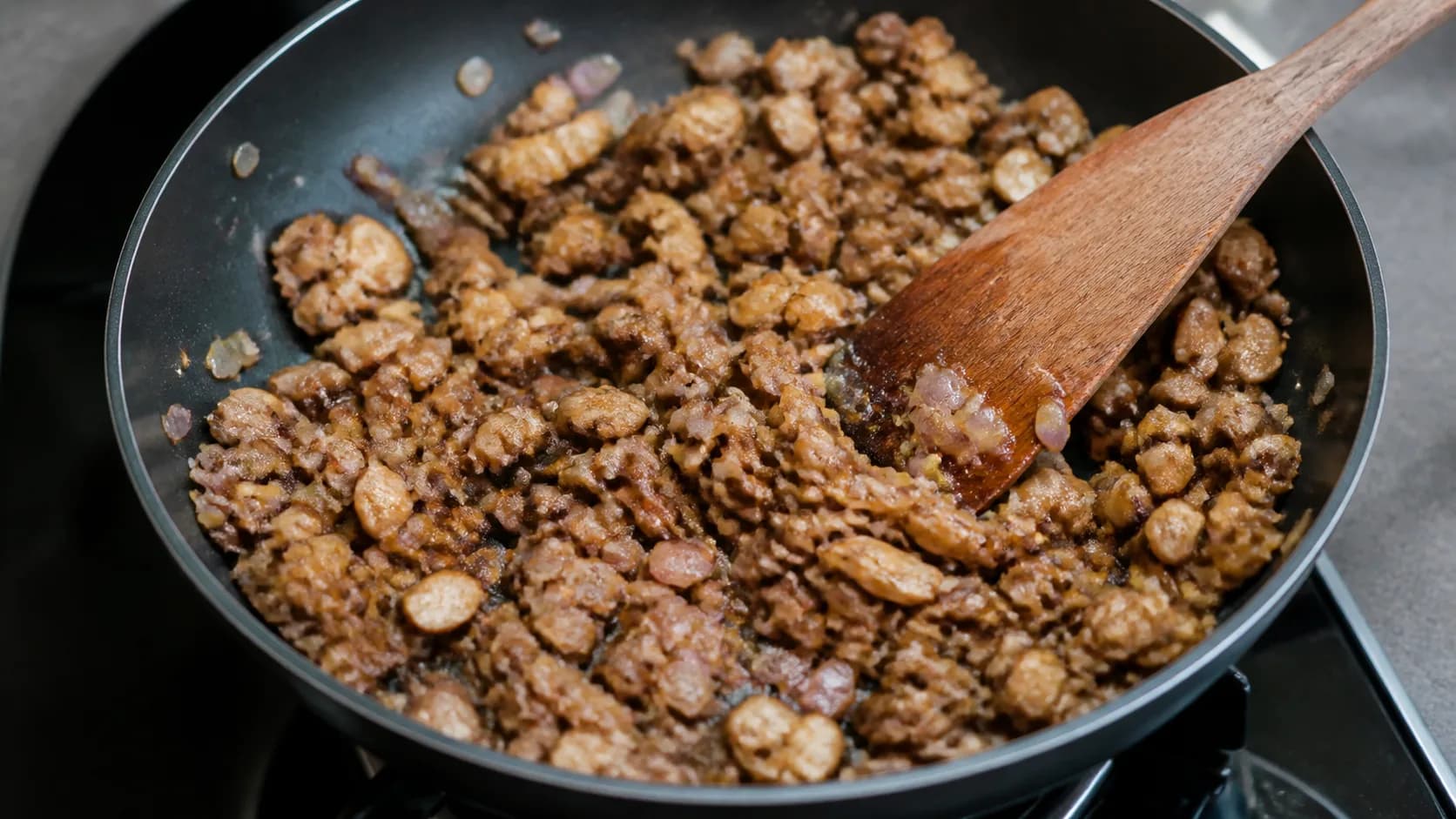 Champignons et cèpes dorés dans une poêle avec l’échalote