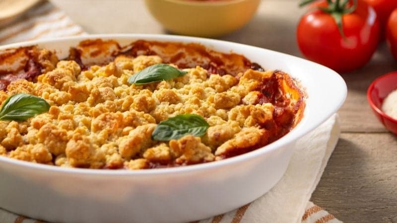 Un crumble salé vegan avec de la tomate et du basilic frais