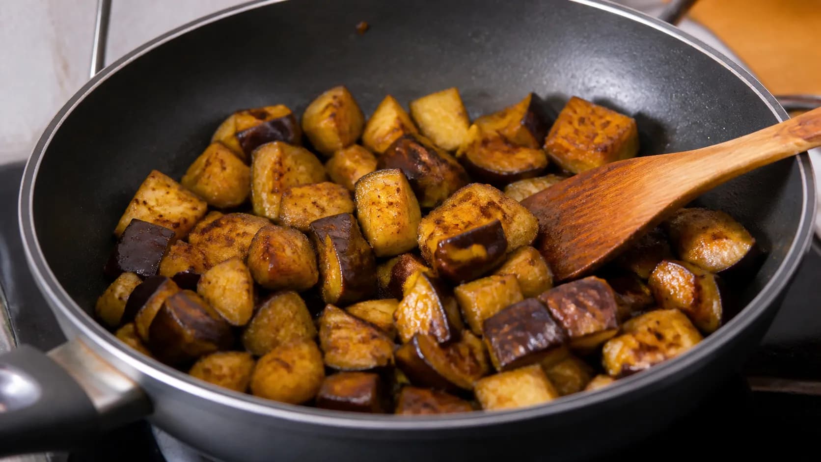 Cubes d’aubergine dorés dans une sauteuse