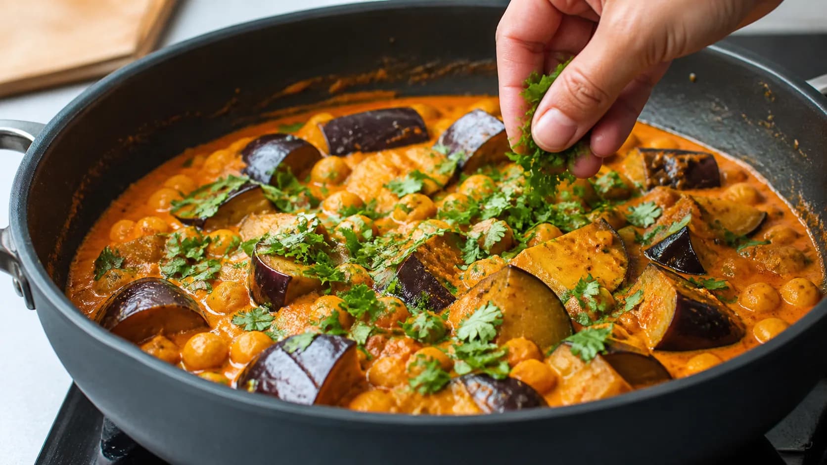 Curry d’aubergines mijotant dans sa sauce