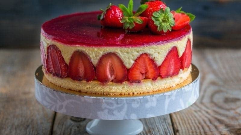 Un Fraisier Vegan en entier en présentation sur un socle