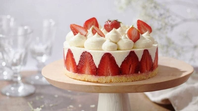 Un superbe Fraisier Vegan avec des fraises entières et de la crème pochée sur le dessus