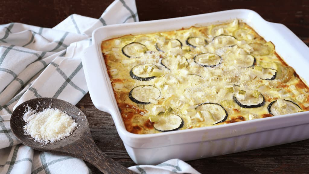 Gratin de courgettes vegan doré et gratiné sortant du four