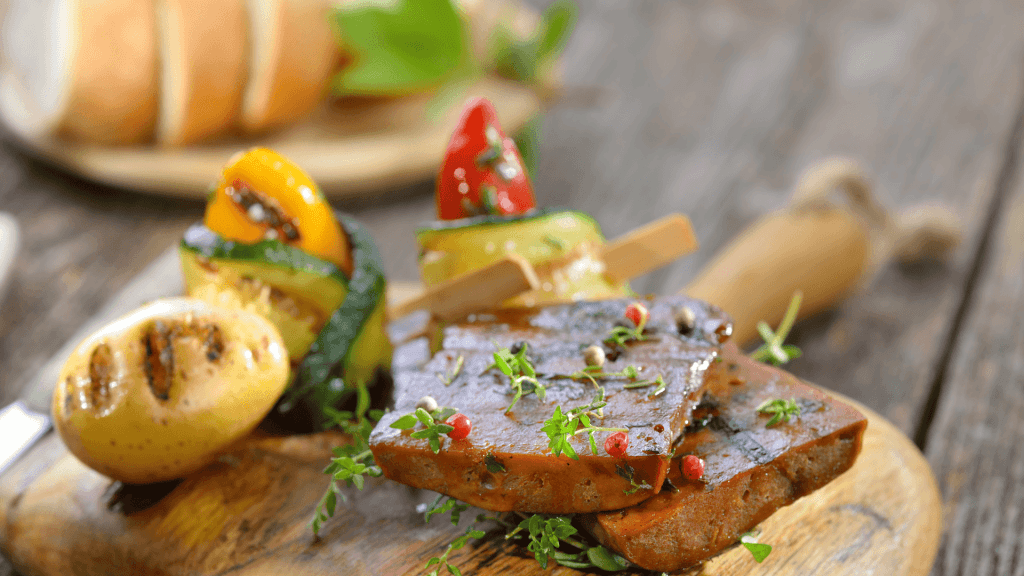 Des brochettes pour le barbecue avec le meilleur seitan pour un côté fumé