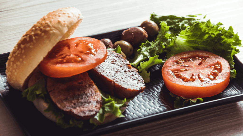 Un burger maison avec des tranches du meilleur seitan pour les protéines complètes