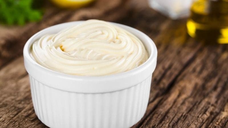 Une mayonnaise vegan dans un petit pot pour étaler dans un sandwich