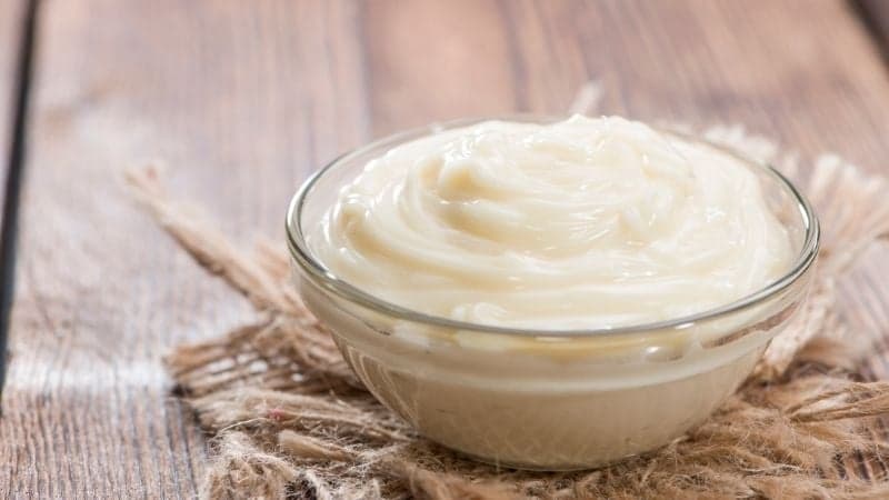 Une très jolie mayonnaise vegan avec une belle texture lisse dans un pot en verre