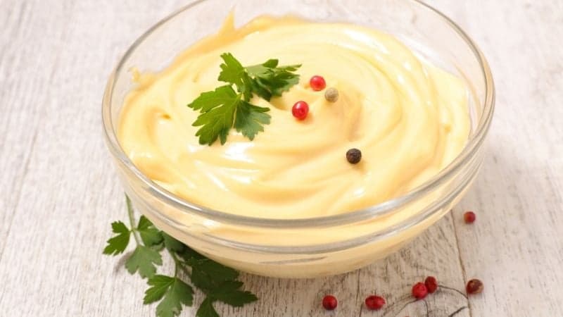 Une sauce mayonnaise vegan avec des petites baies rouges pour apporter de l'acidité