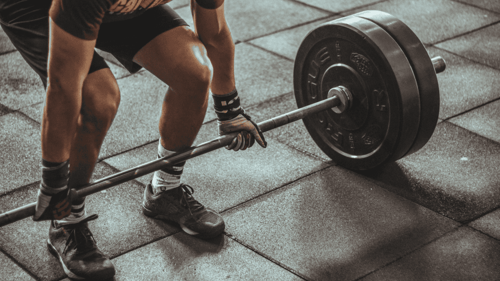 Un homme qui fait du fitness avec le Meilleur Lait Végétal Pour La Musculation