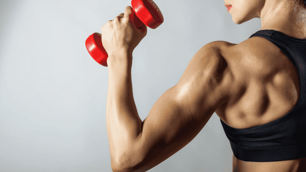 Une femme qui s'est musclé en prenant le Meilleur Lait Végétal Pour La Musculation avant ses entrainements
