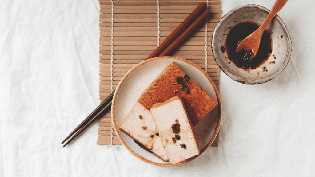 Le meilleur tofu fumé avec une sauce soja façon asiatique pour un repas vegan
