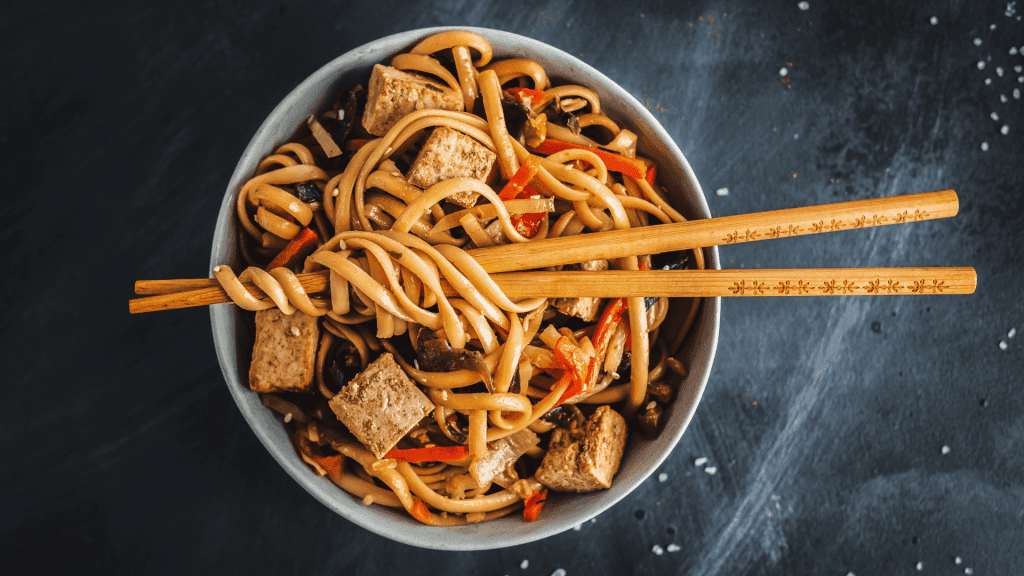 Un plat de pates à base du meilleur tofu fumé, de poivrons et de champignons