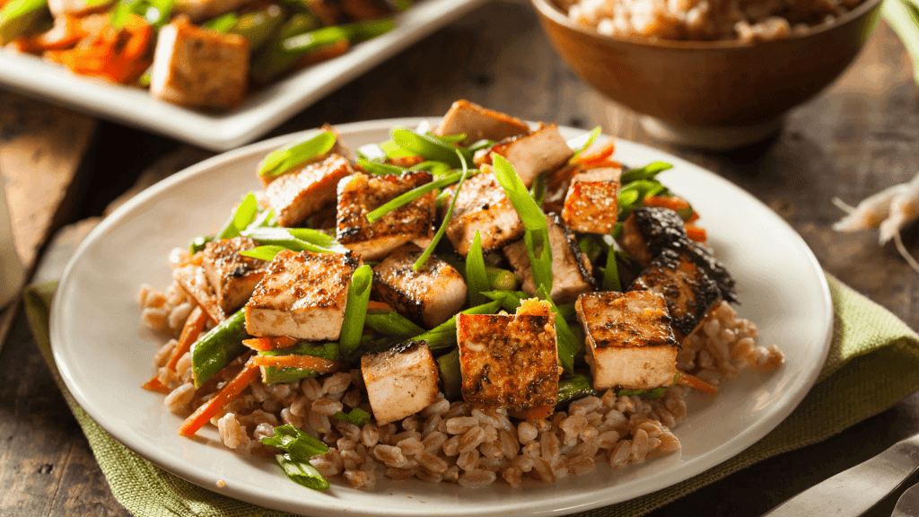 Un plat à base de riz et du meilleur tofu fumé dans un restaurant vegan à Paris