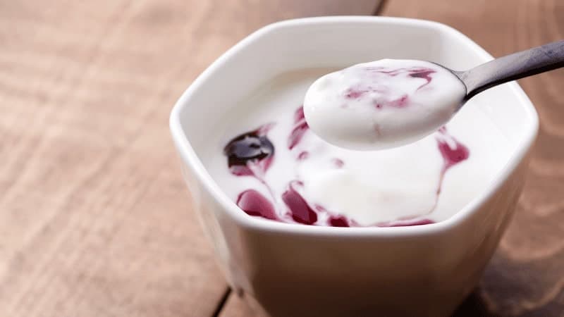 Un délicieux yaourt végétal à la cerise dans une tasse