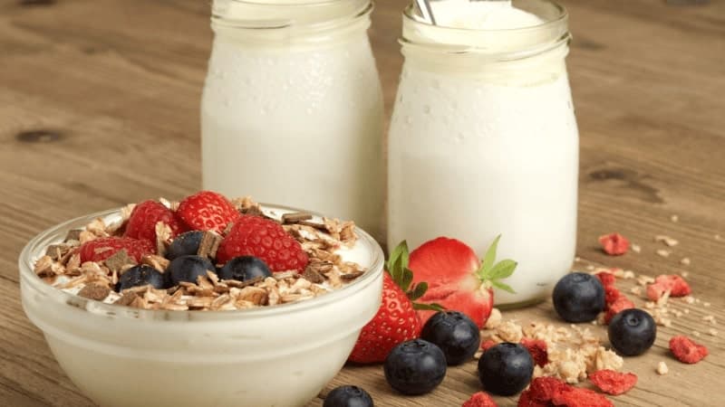 Un petit déjeuner avec des fruits et le meilleur yaourt végétal dans un bol