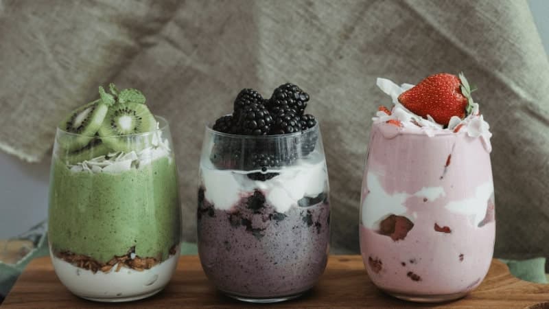 Des desserts pour l'été avec le meilleur yaourt végétal, des kiwis, des myrtilles et des fraises
