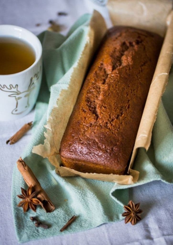 Un Pain d'épices Vegan qui sort du four dans un papier sulfurisé