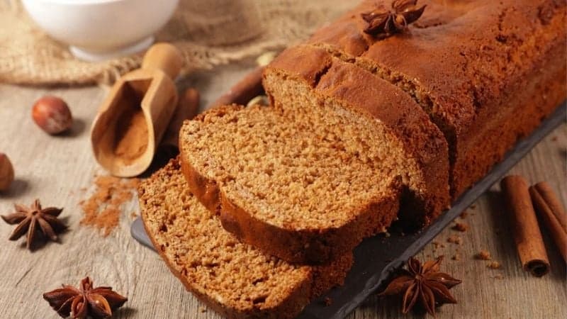 Un Pain d'épices Vegan coupé en tranche avec de la cannelle