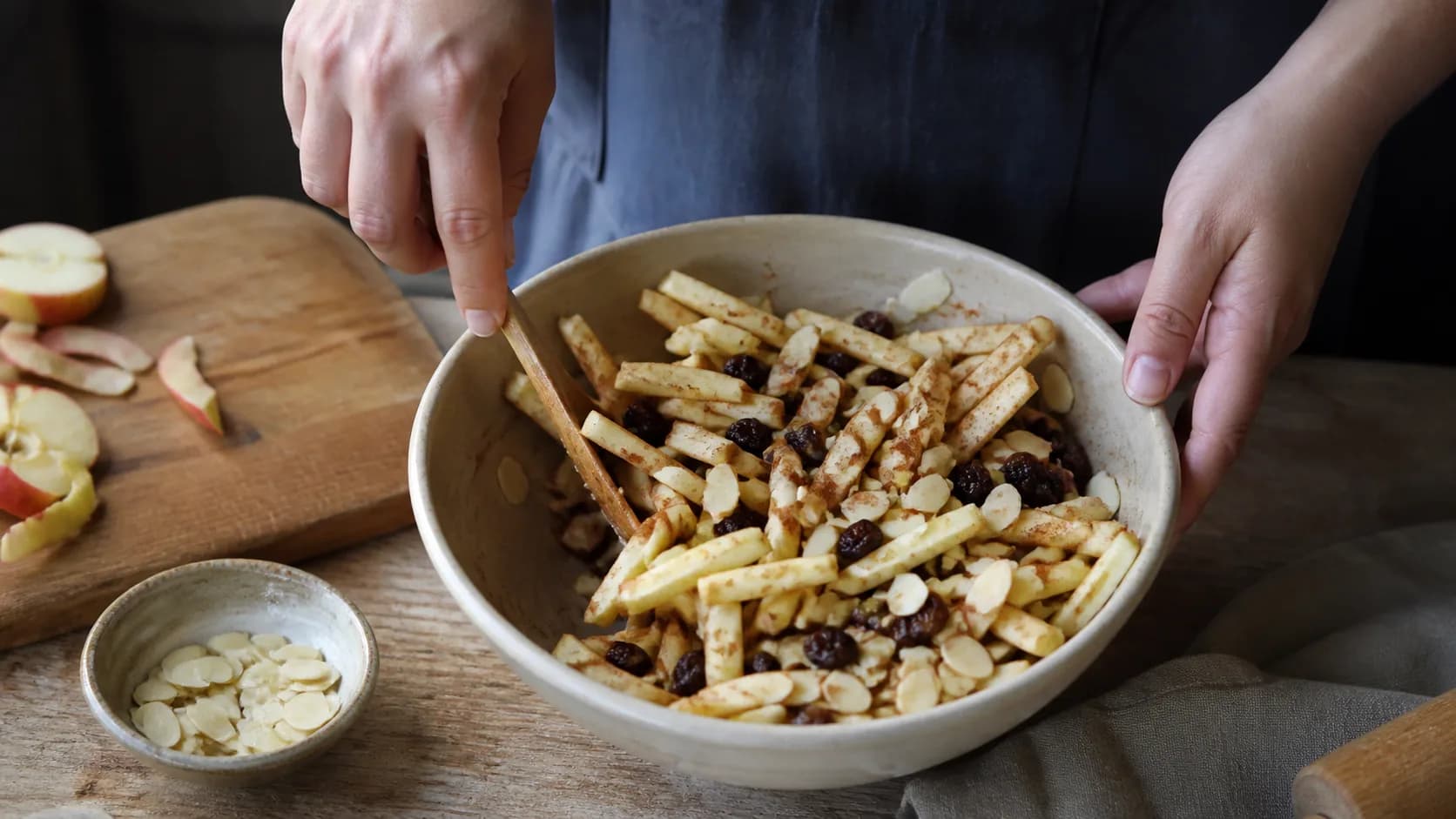 Lamelles de pommes mélangées avec raisins, cannelle et amandes