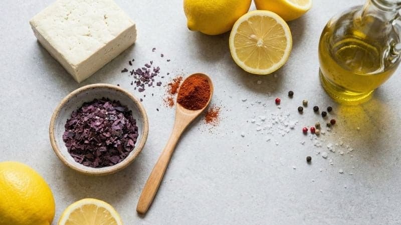 Tarama vegan les ingrédients principaux dont le tofu, les algues dulse et le paprika fumé.