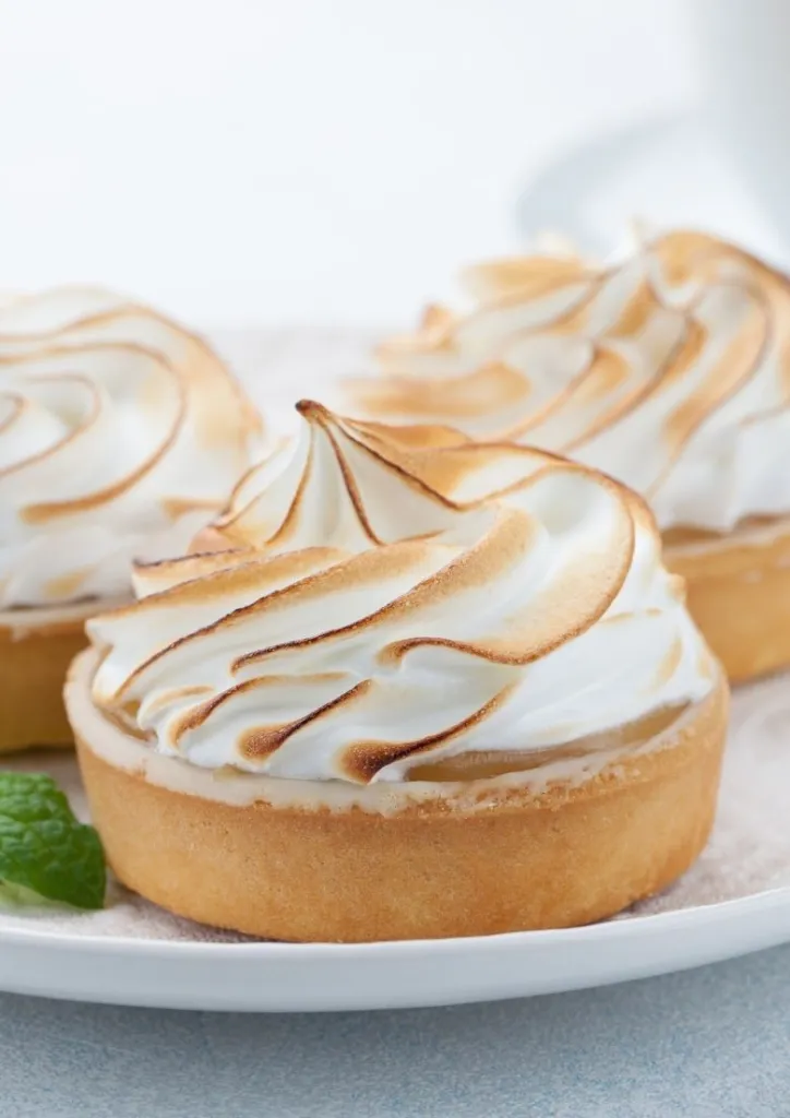 Une Tarte Au Citron Vegan avec une belle meringue