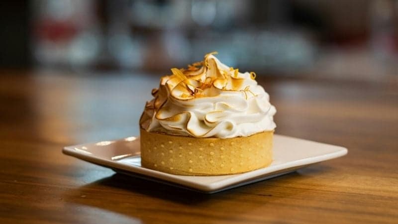 Une Tarte Au Citron Vegan digne d'un professionnel avec une meringue bien pochée