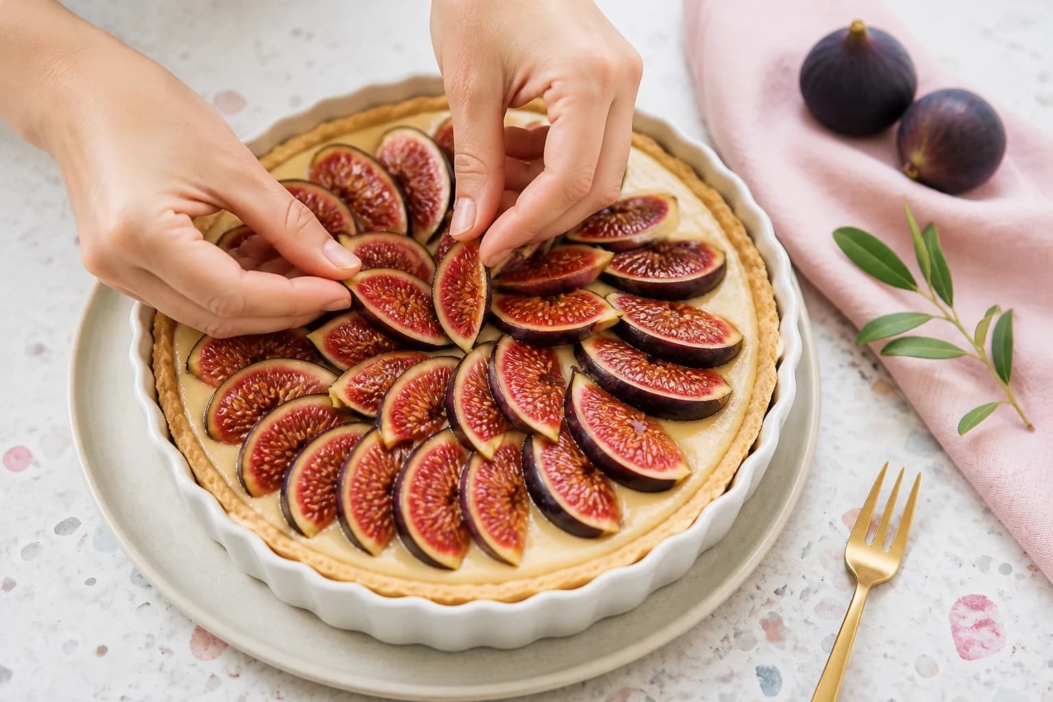 Garniture avec la crème d'amande et les figues fraîches