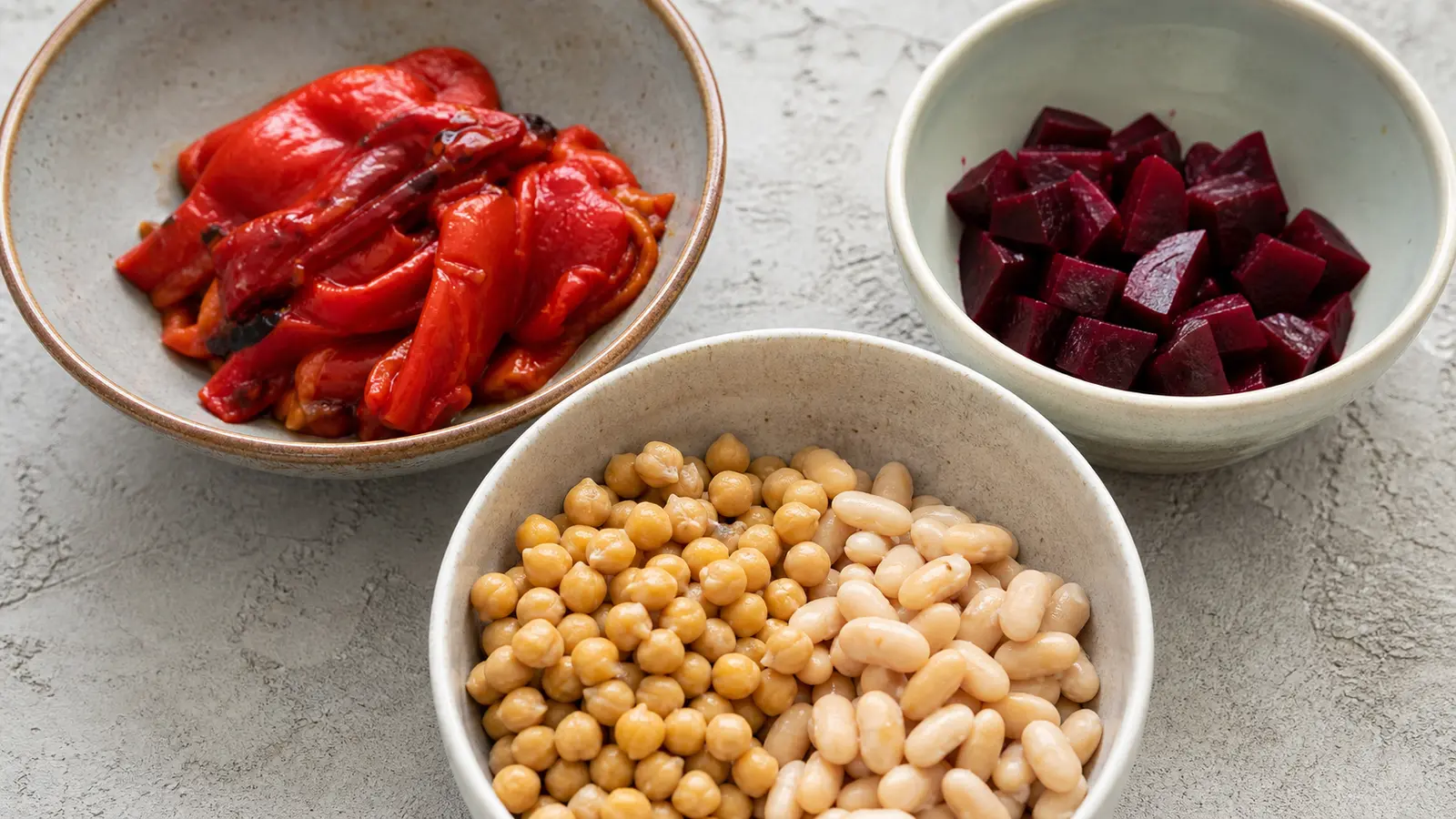 Répartir les ingrédients avant de mixer pour la recette trio de tartinades vegan pour l apero