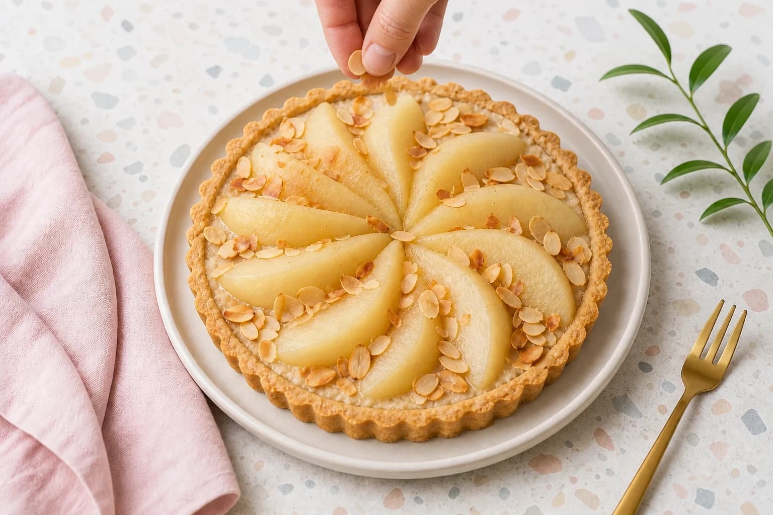 Demi-poires disposées en rosace et amandes effilées