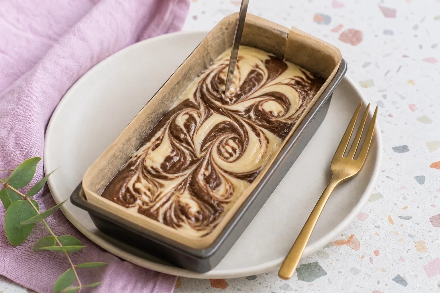Marbrage de la pâte au couteau dans le moule à cake