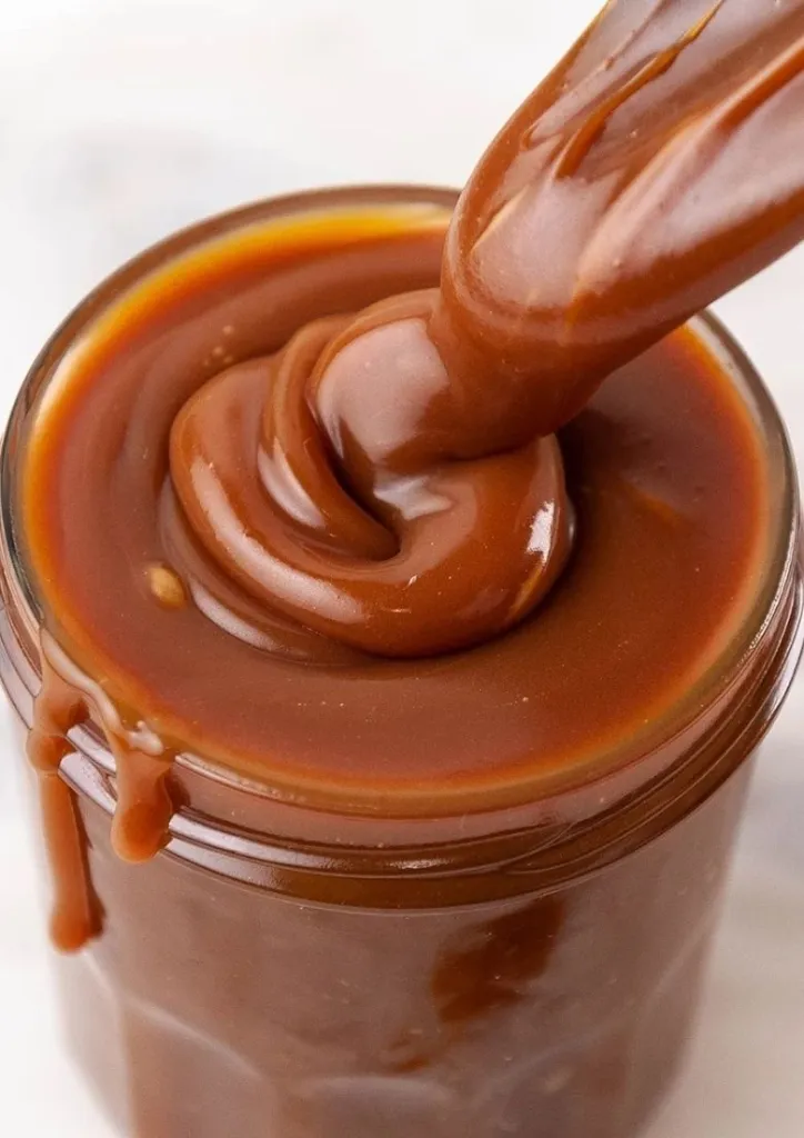 Un magnifique caramel vegan dans un pot en verre