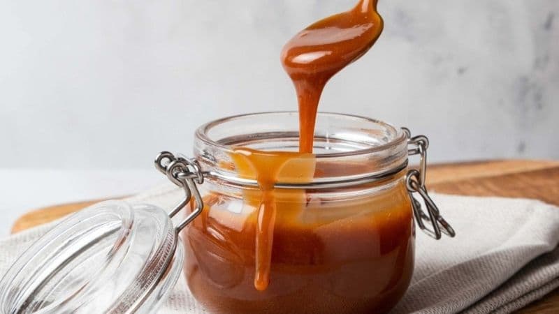 Du caramel vegan en train de couler dans un pot pour le conserver et le déguster avec desserts vegan