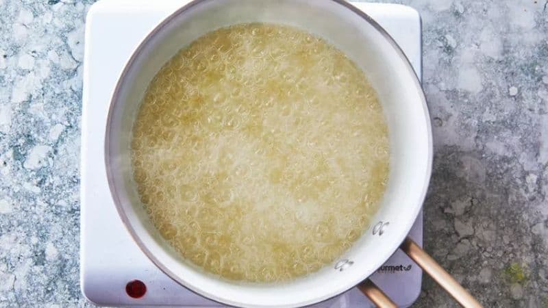 Le sucre en train de chauffer dans une casserole pour obtenir un caramel vegan