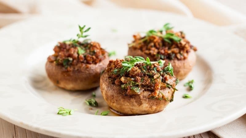 Des champignons farcis vegan lors d'un diner dans un restaurant à Paris
