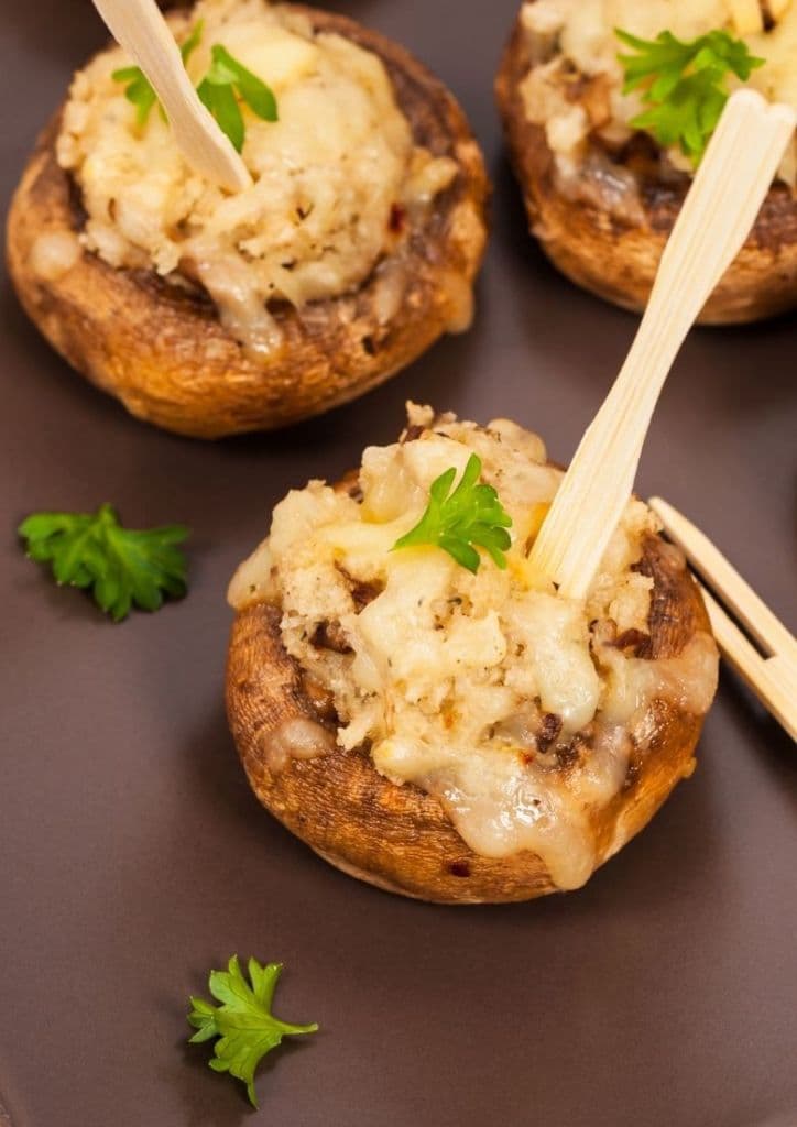Des champignons farcis vegan qui sortent du four