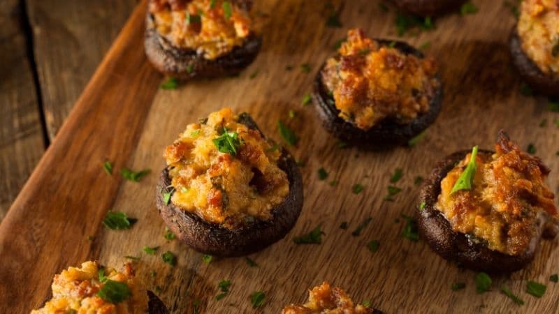 Des champignons farcis vegan avec une belle farce au quinoa pour un apero dinatoire