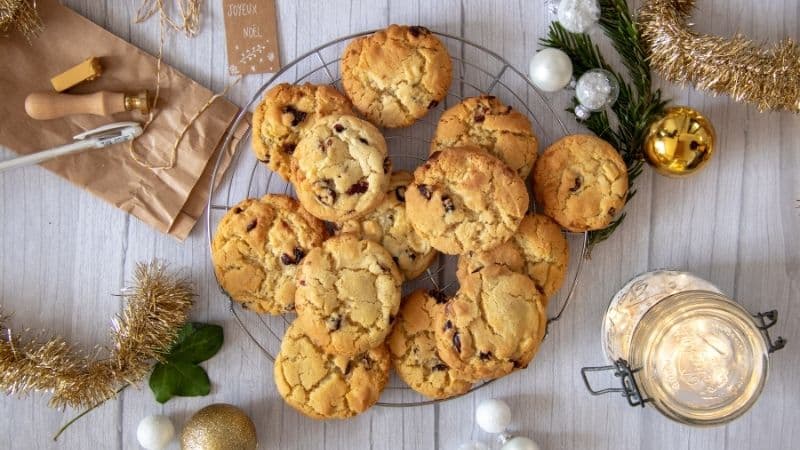 Des Cookies Vegan Sans Gluten pour Noël sur une grille