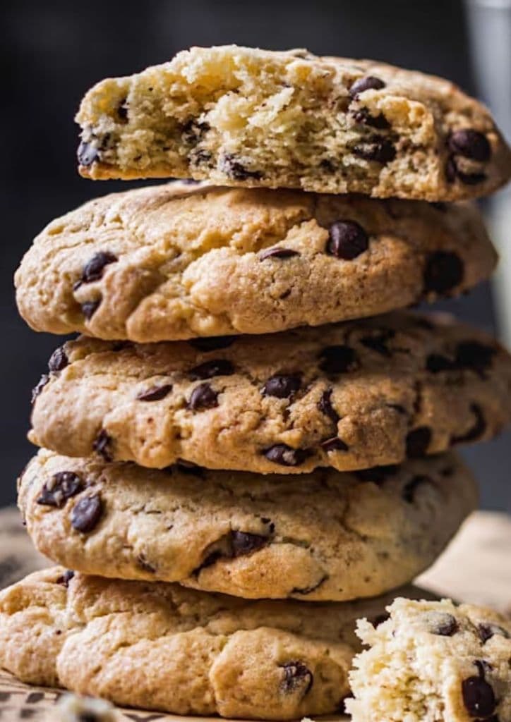 Des Cookies Vegan Sans Gluten empilés sur une table en bois