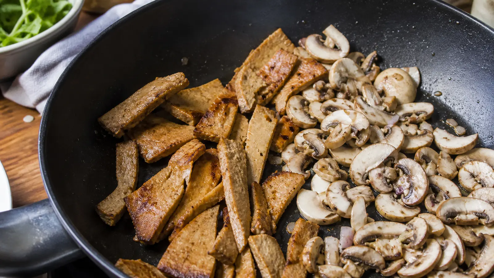Choisir et tailler le seitan pour la recette emince de seitan sauce champignons