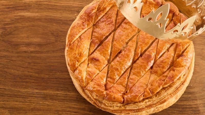 Une magnifique galette des rois a à la frangipane vegan pour un repas familiale
