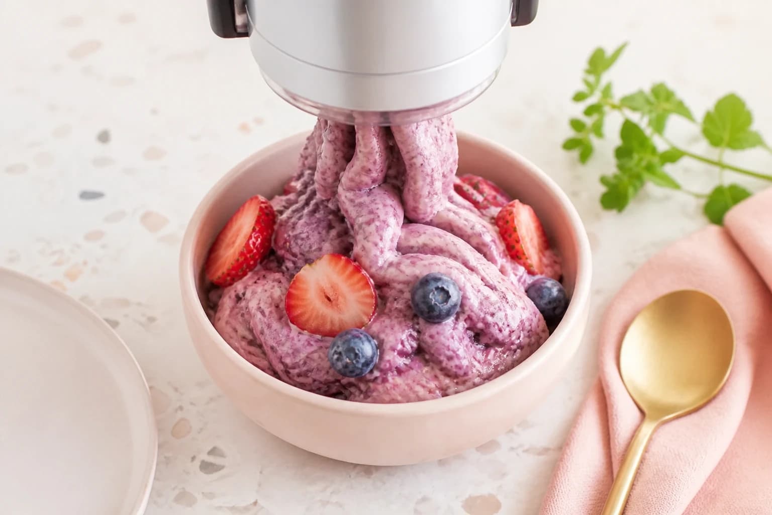 Glace aux fruits rouges sortant d’un accessoire à desserts glacés