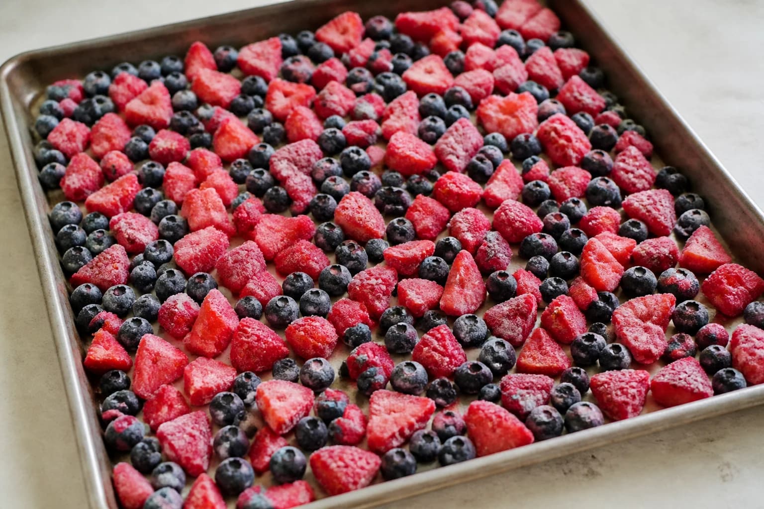 Myrtilles et fraises surgelées préparées sur une plaque