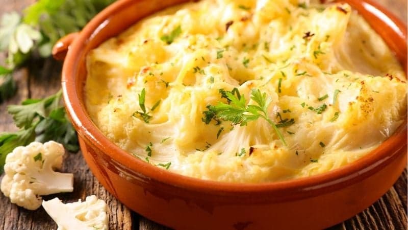 Un gratin de chou-fleur vegan dans un plat pour une personne dans un restaurant à Paris