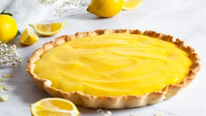 Une tarte au citron qui sort du four avec du Lemon Curd Vegan pour un dessert acidulé entre amies