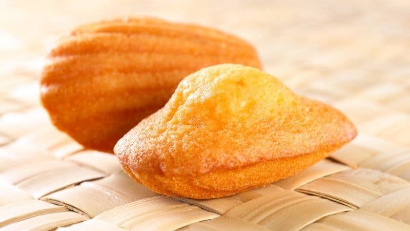 Des madeleines vegan sur un panier en osier