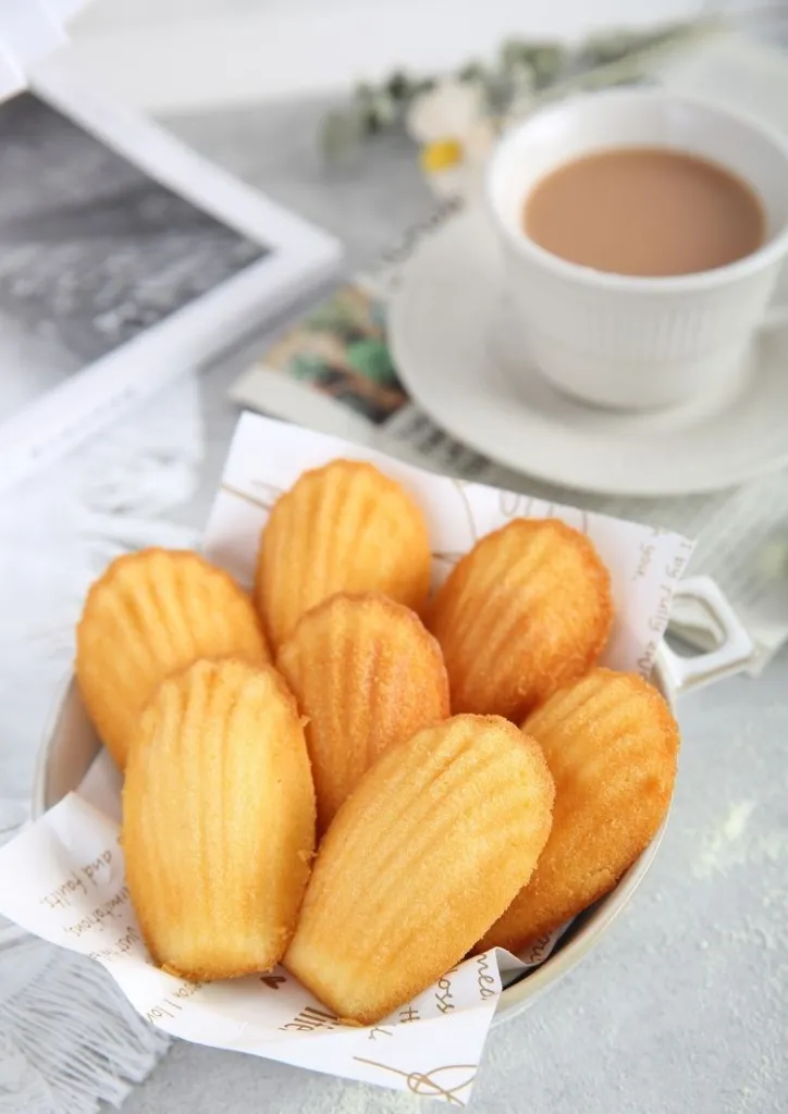 Des madeleines vegan dans un bol avec un café