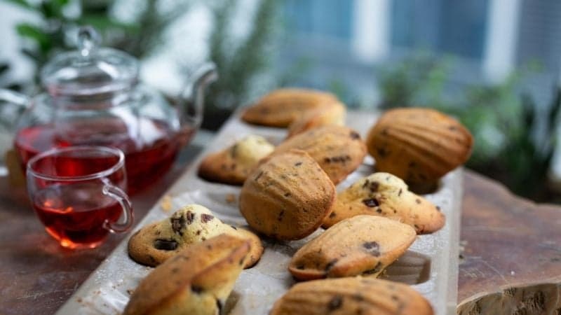 Des madeleines vegan aux pépites de chocolat pour encore plus de gourmandise pour un gouter d'anniversaire