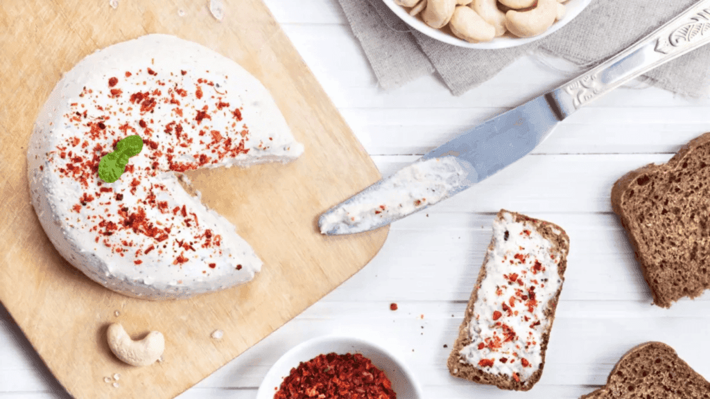 Un fromage vegan crémeux tartiné sur une tranche de pain