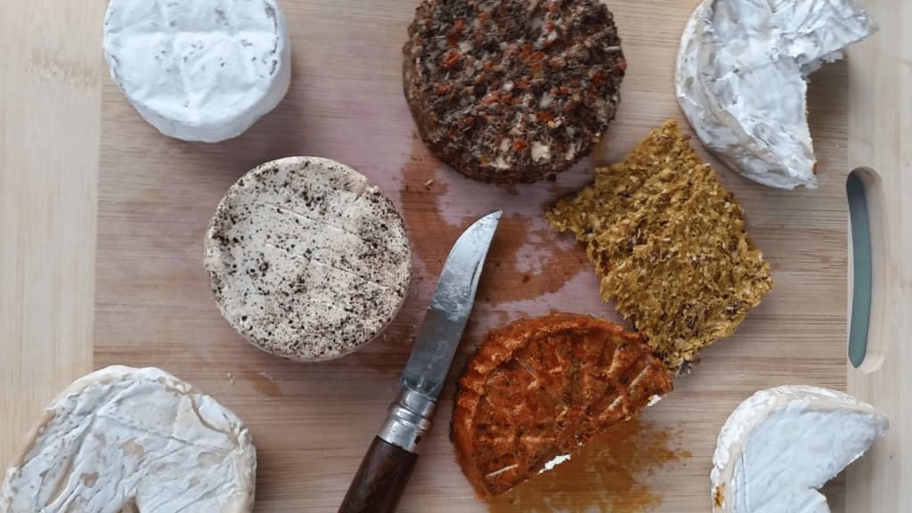 Plusieurs fromage dont le meilleur fromage vegan sur une planche à découper